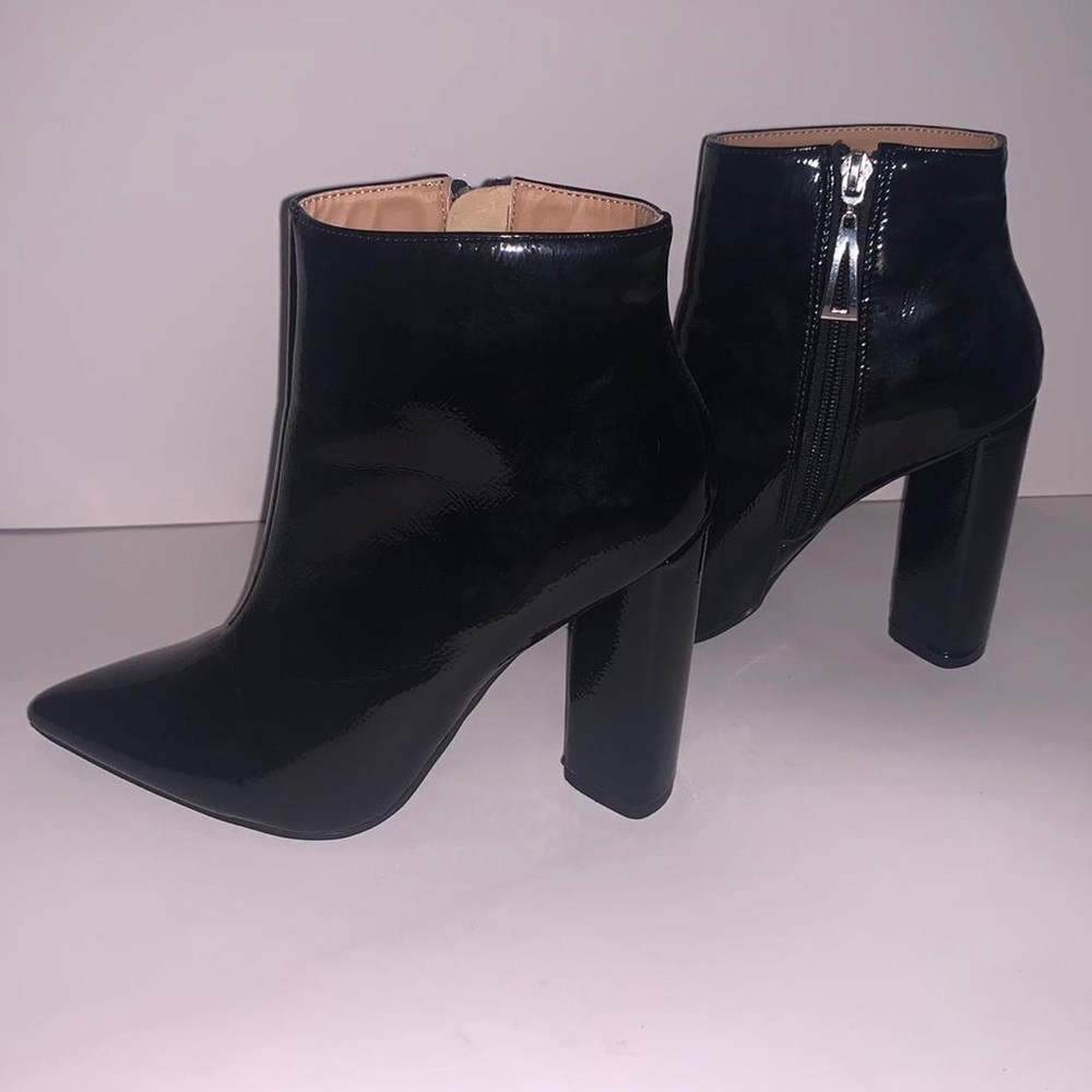 BLACK PATENT LEATHER HEELED ANKLE BOOTS